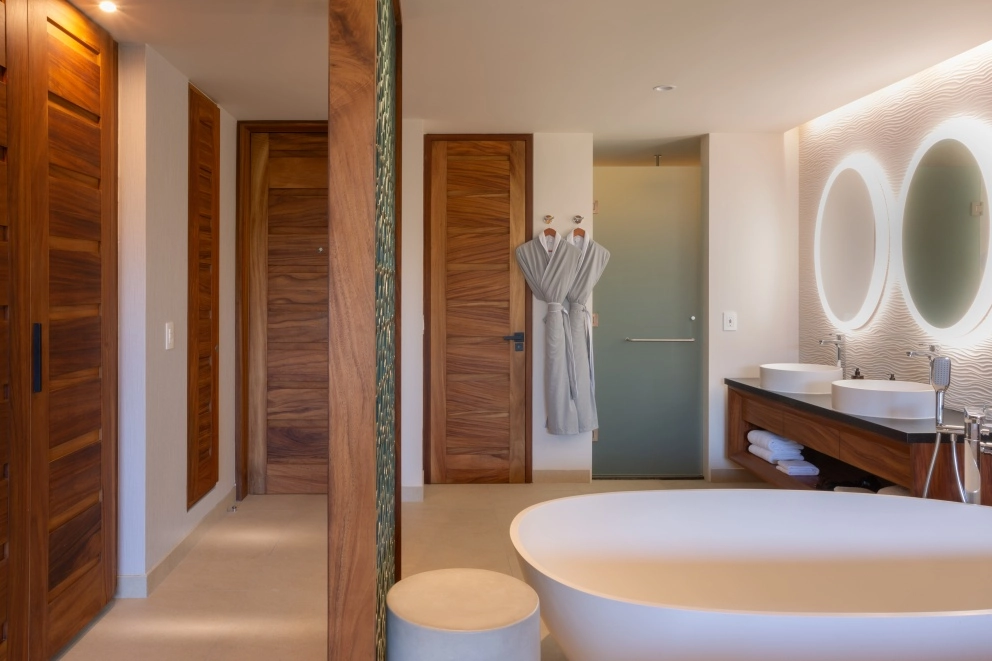 Platinum Master Suite Ocean Front Bathroom — Sandos Playacar