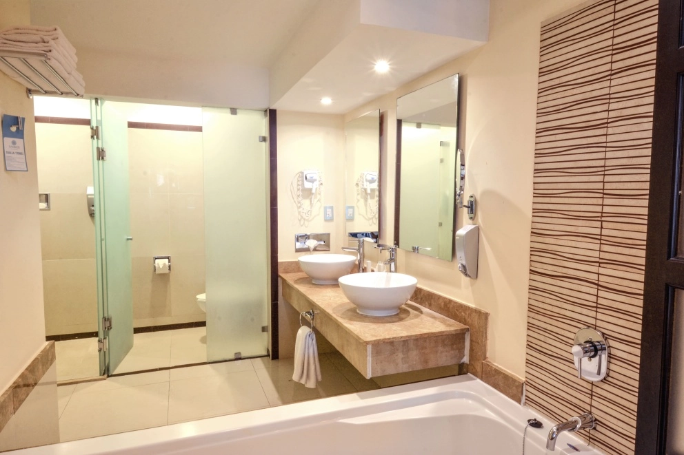 Riviera Family King Junior Suite Bathroom — Sandos Playacar