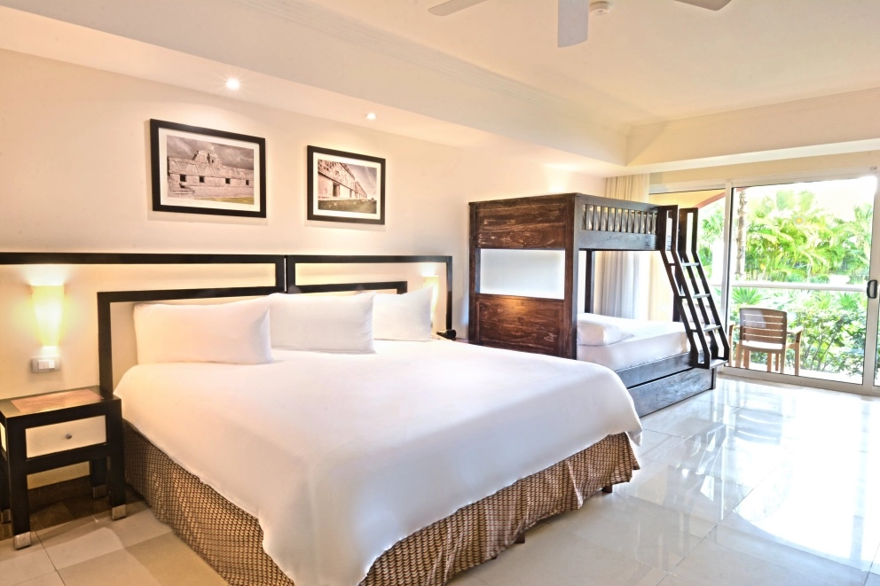 Riviera Family King Junior Suite — Sandos Playacar