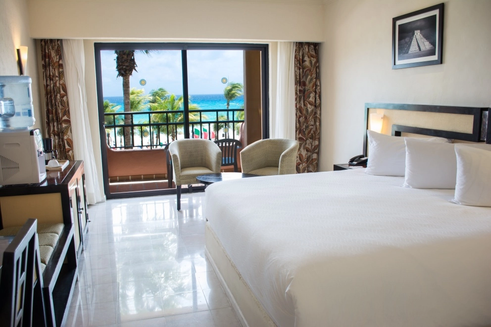 Select Club Ocean Front King Bed — Sandos Playacar