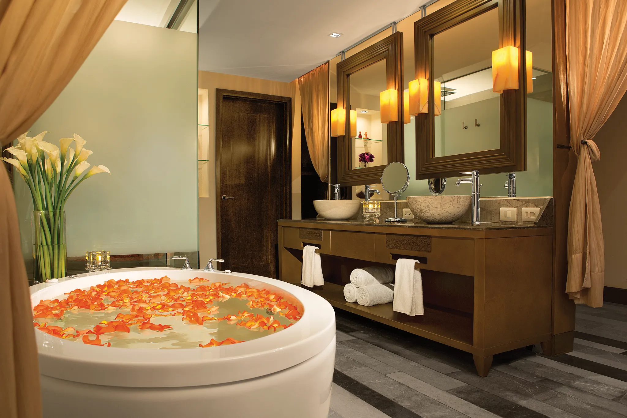 Preferred Club Master Suite Ocean Front bathroom — Secrets Vallarta Bay