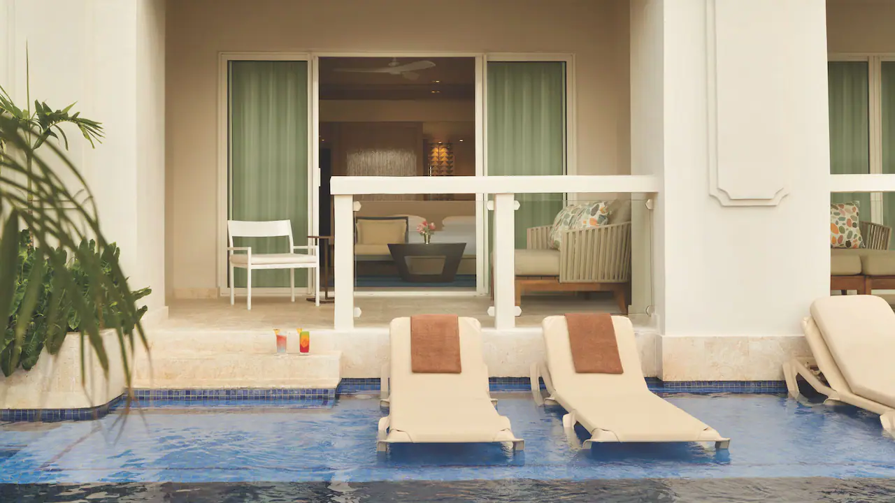 Swim-Up Junior Suite pool access