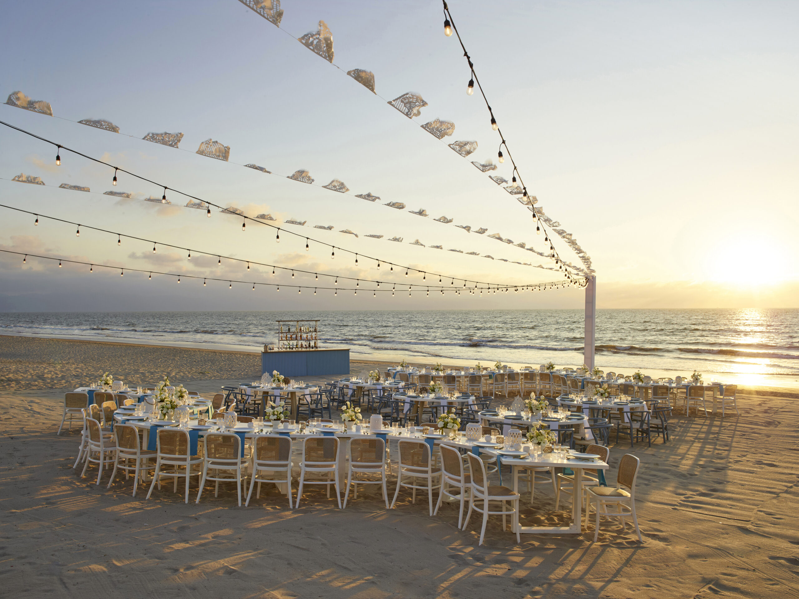 Pacífico Beach vendor setup — UNICO 20°105°