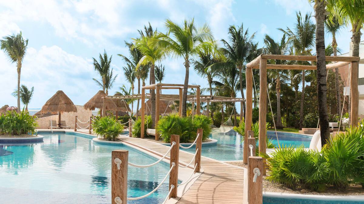 Junior Suite Spa or Pool View Pool