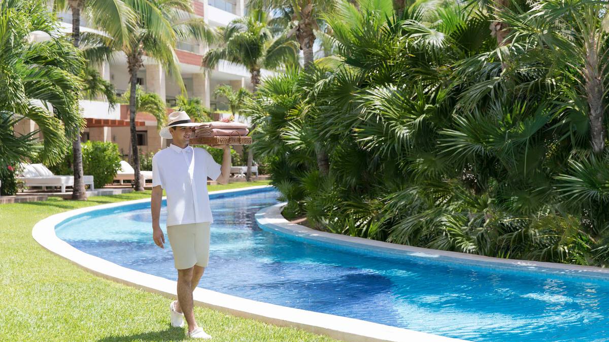 Junior Swim-Up Suite Spa or Pool View Pool