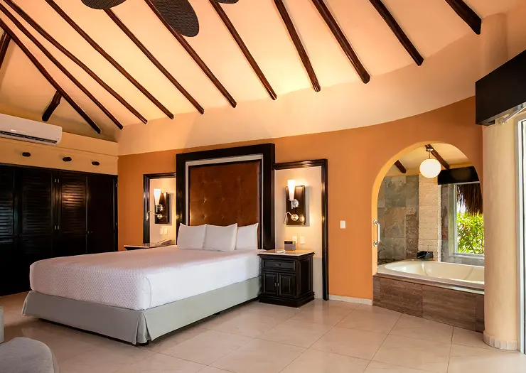 Royal Retreat Beachfront Swim-Up Suite King Bed — El Dorado Casitas Royale