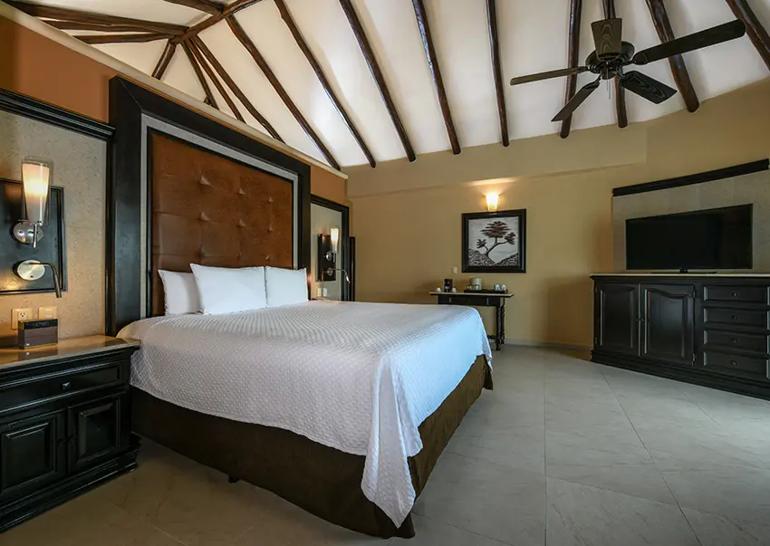 Royal Retreat Deluxe Swim-Up Suite — El Dorado Casitas Royale