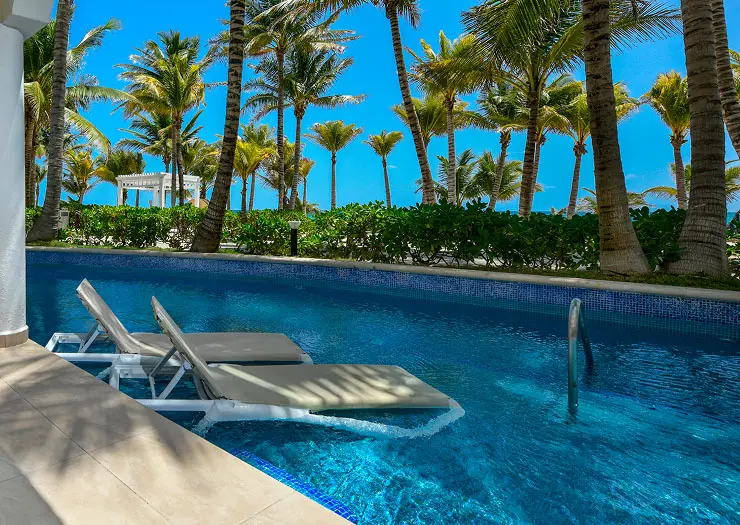 Beachfront Swim Up Junior Suite Terrace — El Dorado Royale