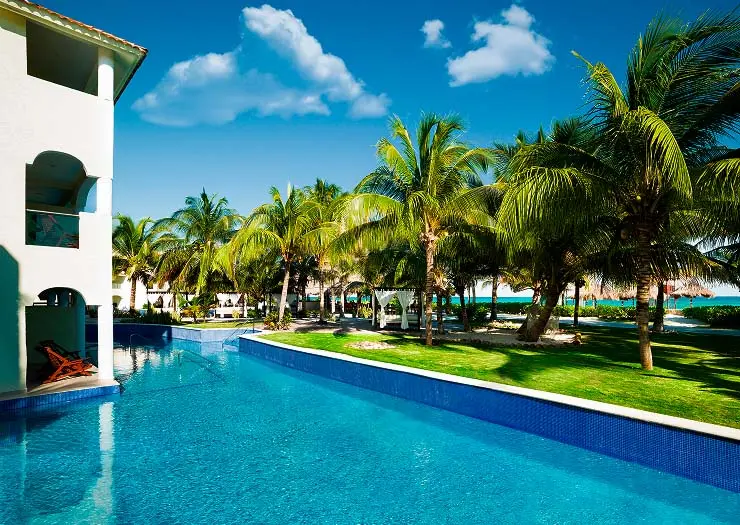 Beachfront Swim Up Junior Suite — El Dorado Royale