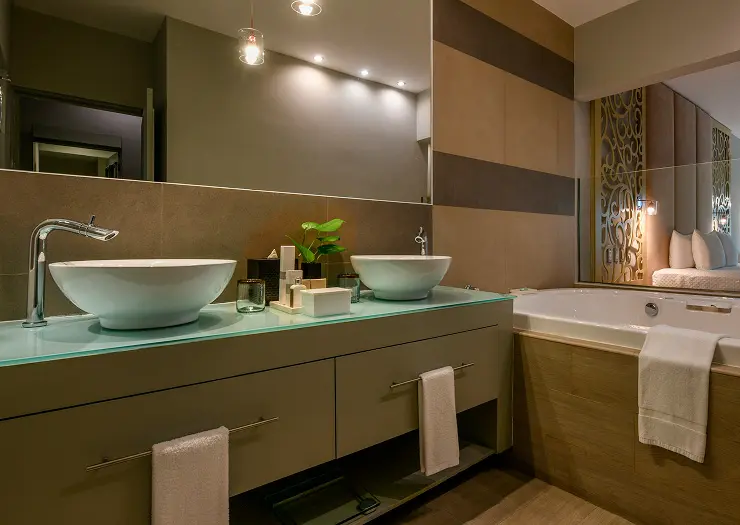 Royal Retreat Beachfront Suite Bathroom — El Dorado Royale