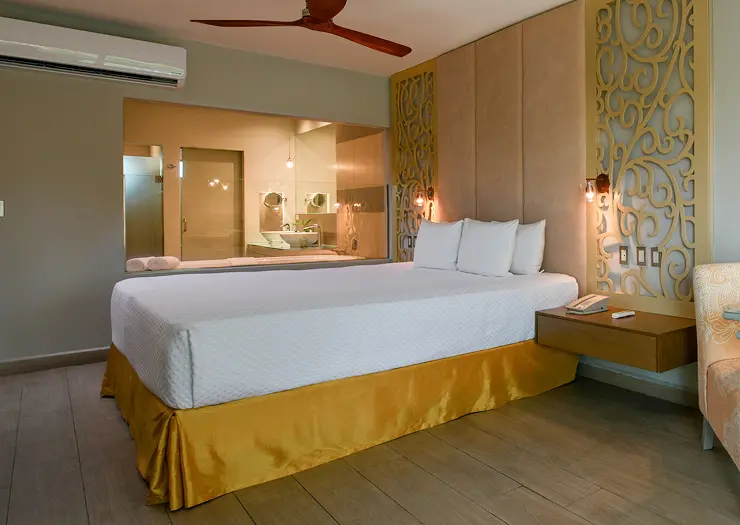 Royal Retreat Beachfront Swim Up Suite King Bed — El Dorado Royale