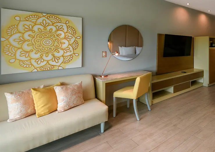 Royal Retreat Swim Up Suite Seating Area — El Dorado Royale