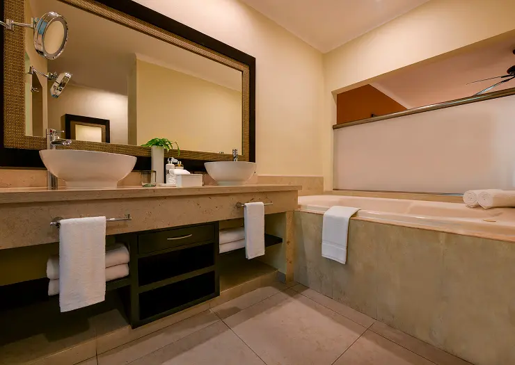 Swim Up Jr Suite Bathroom — El Dorado Royale