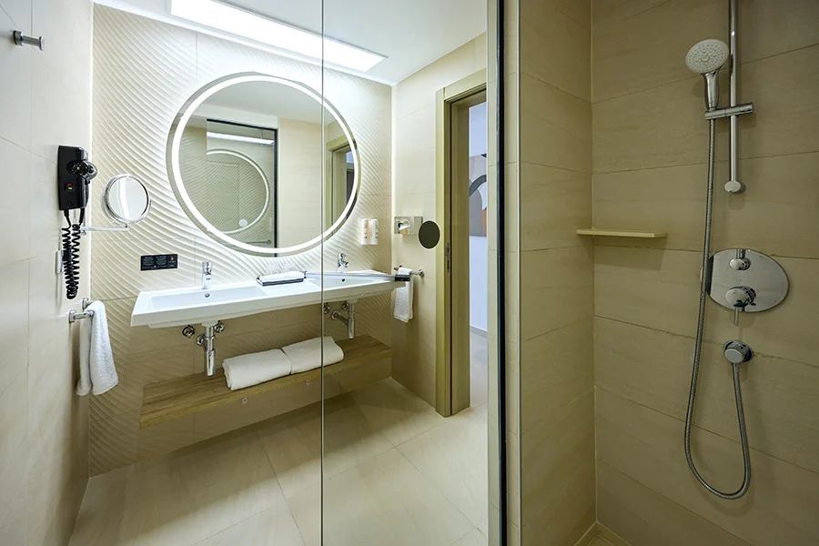 2 Bedroom Junior Suite Partial Ocean View Bathroom — Hotel RIU Palace Aquarelle
