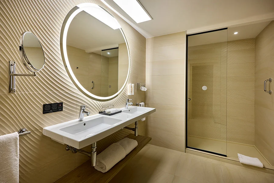 2 Bedroom Family Bathroom — Hotel RIU Palace Aquarelle