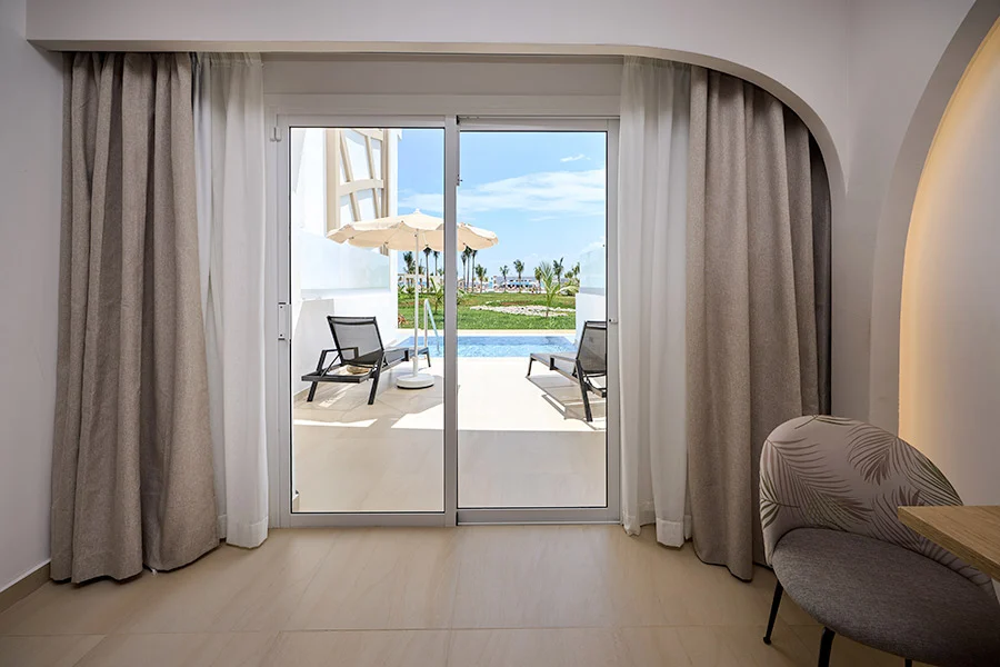 2 Bedroom Swim-Up Family Room Terrace — Hotel RIU Palace Aquarelle