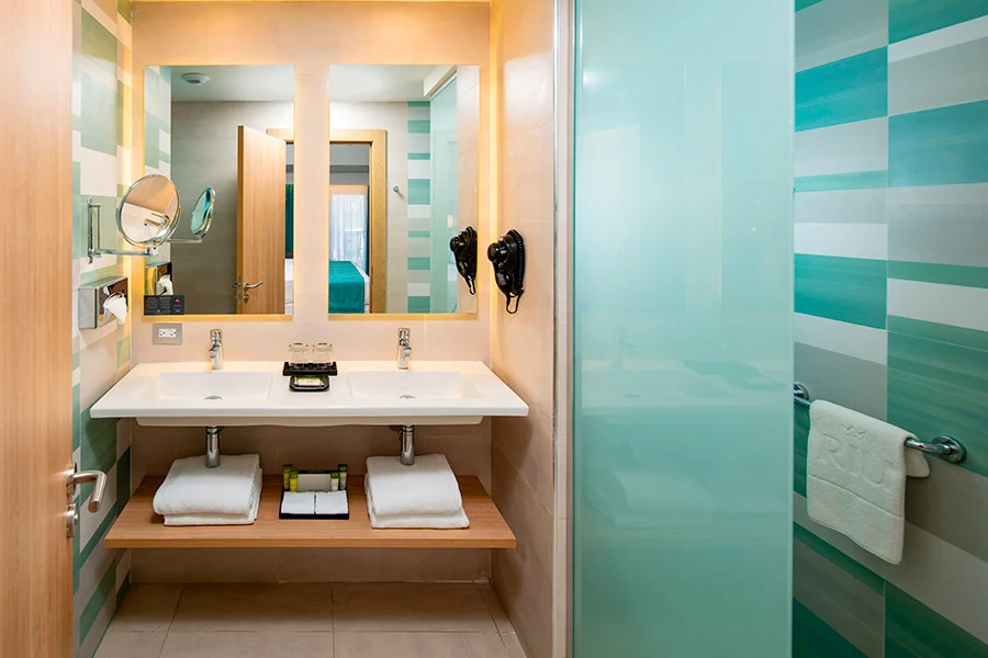 Connecting Junior Suite Sea View bathroom — RIU Palace Tropical Bay