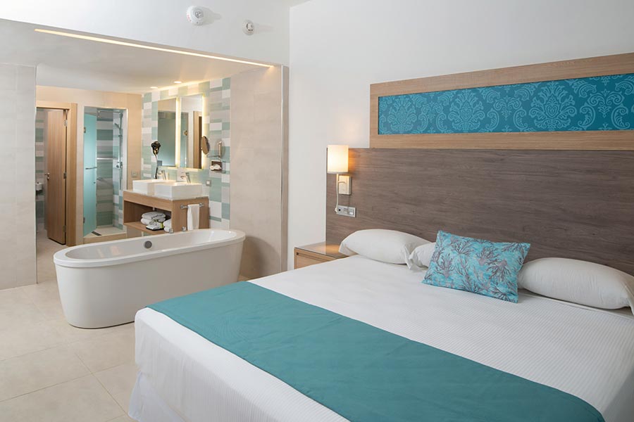 Suite Sea View king bedroom — RIU Palace Tropical Bay