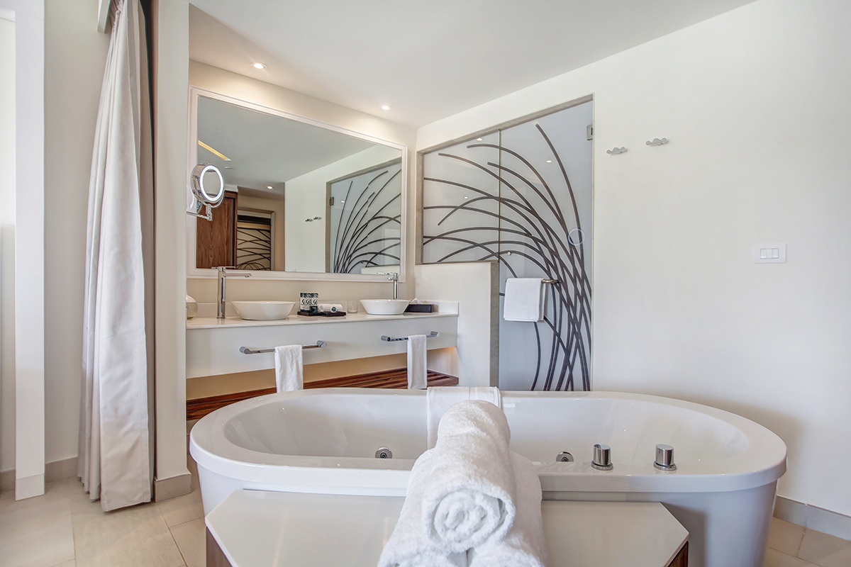 Diamond Club Luxury Junior Suite bathroom