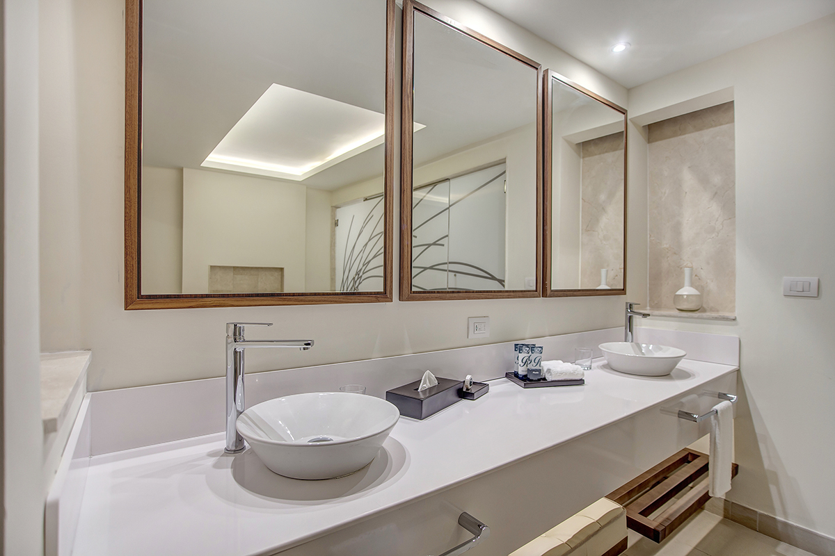 Diamond Club Luxury Presidential One Bedroom Suite bathroom