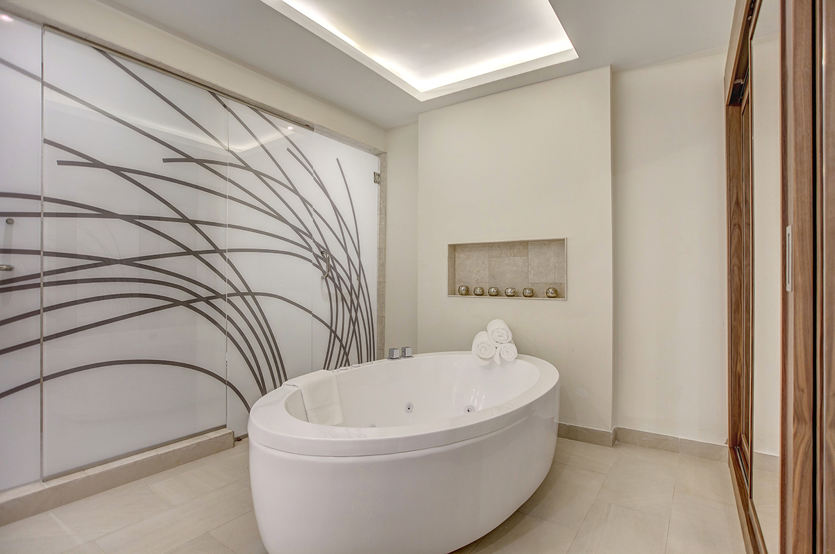 Luxury Presidential One Bedroom Suite soaking tub