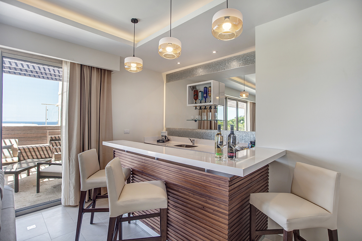 Luxury Penthouse One Bedroom Suite Bar