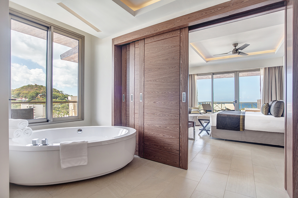 Luxury Presidential One Bedroom Soaking Tub
