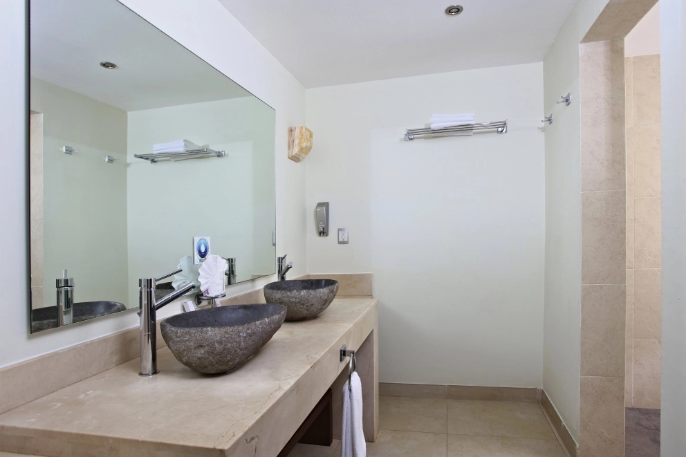 Sandos Caracol Pool View One Bedroom Suite bathroom