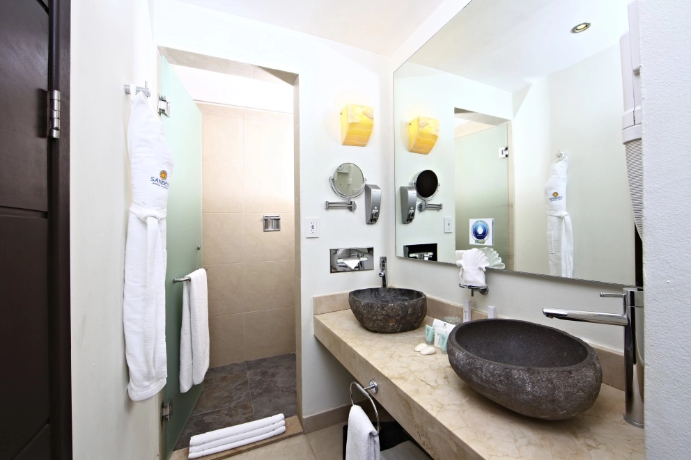 Sandos Caracol Pool View Superior bathroom