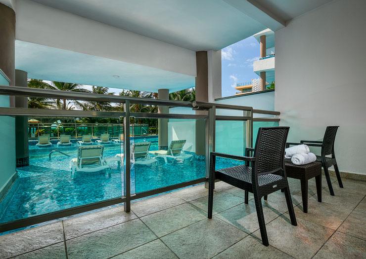 Oceanfront Presidential Pool Swim-Up Suite pool access — Generations Riviera Maya
