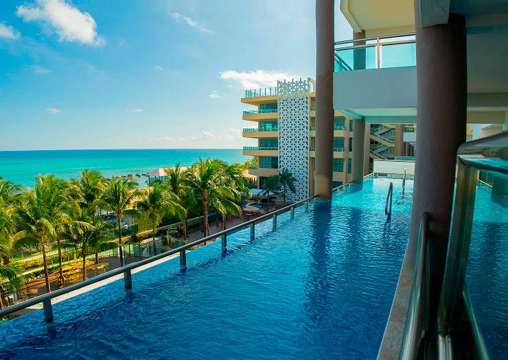 Oceanfront One-Bedroom Swim-Up Suite pool access — Generations Riviera Maya