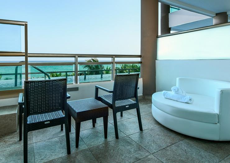 Oceanfront Two-Bedroom Swim-Up Suite terrace — Generations Riviera Maya
