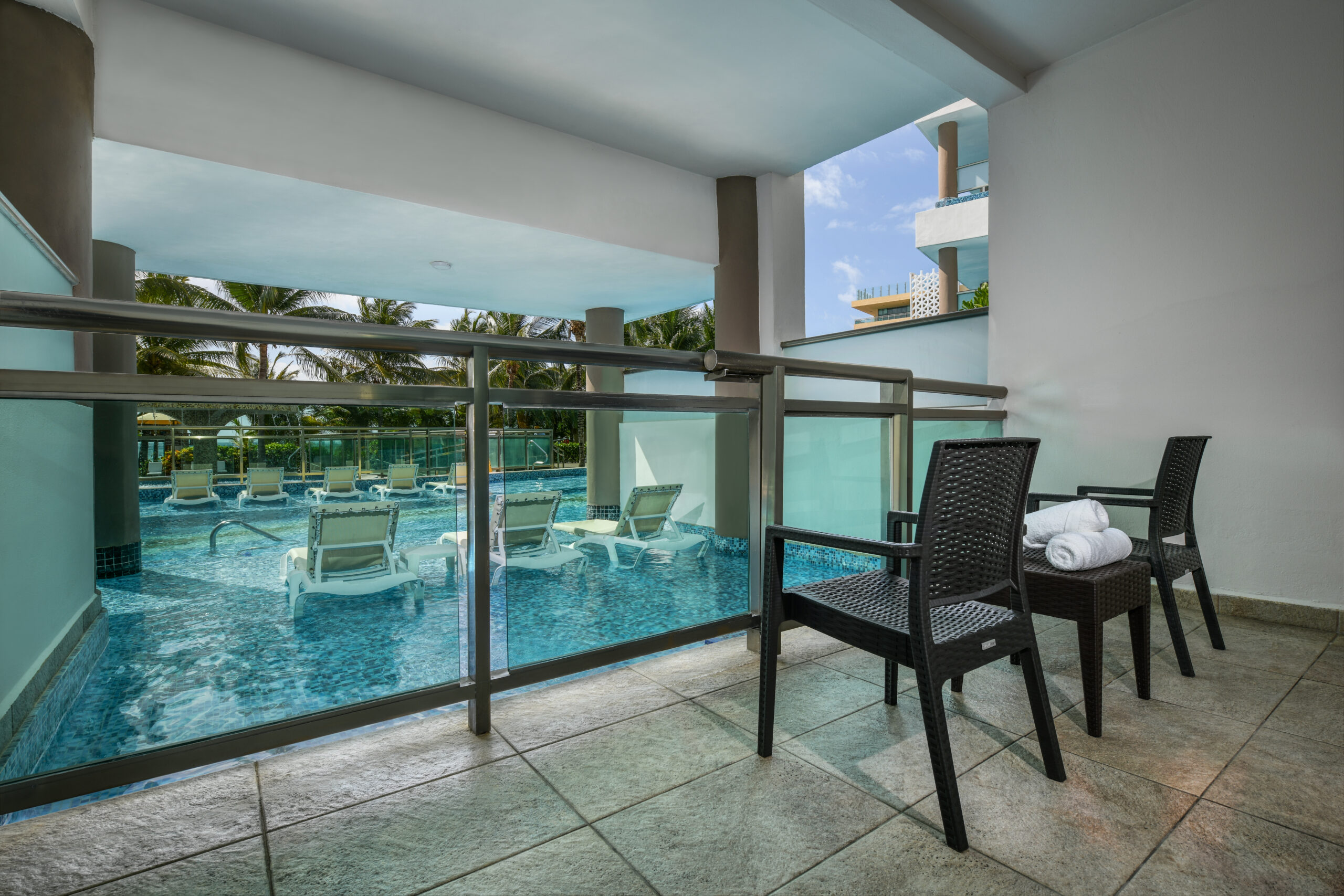 Two-Bedroom Oceanfront Presidential Swim-Up Suite pool access — Generations Riviera Maya