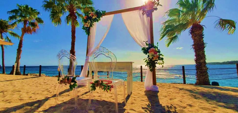 Beach Area (Solarium) — Dreams Curaçao