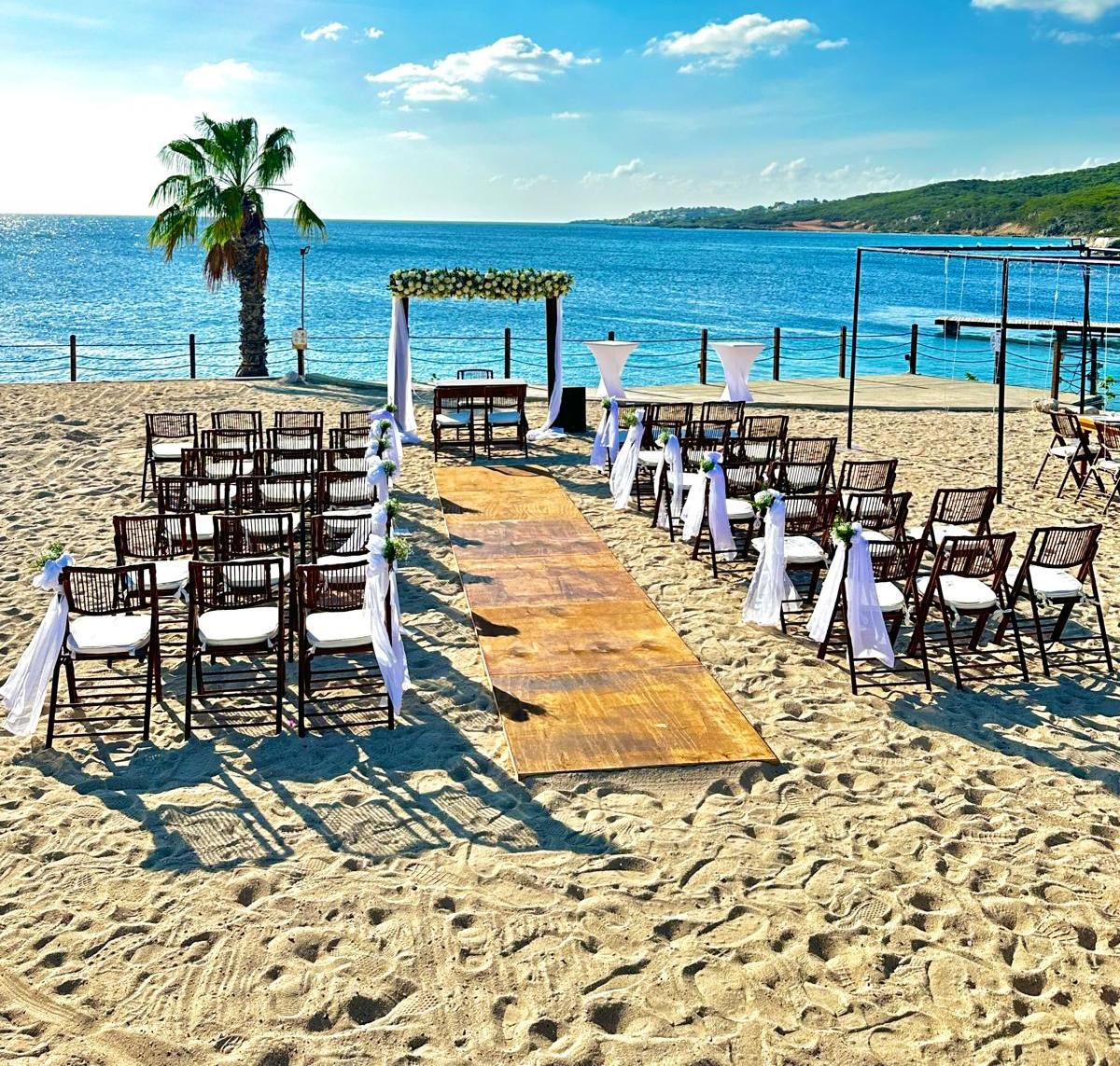 Beach Area (Solarium) — Dreams Curaçao